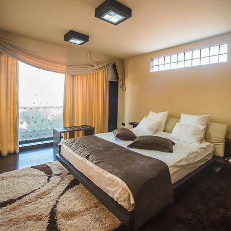 Simple Rooms Self Check In Bukares Bagian luar foto